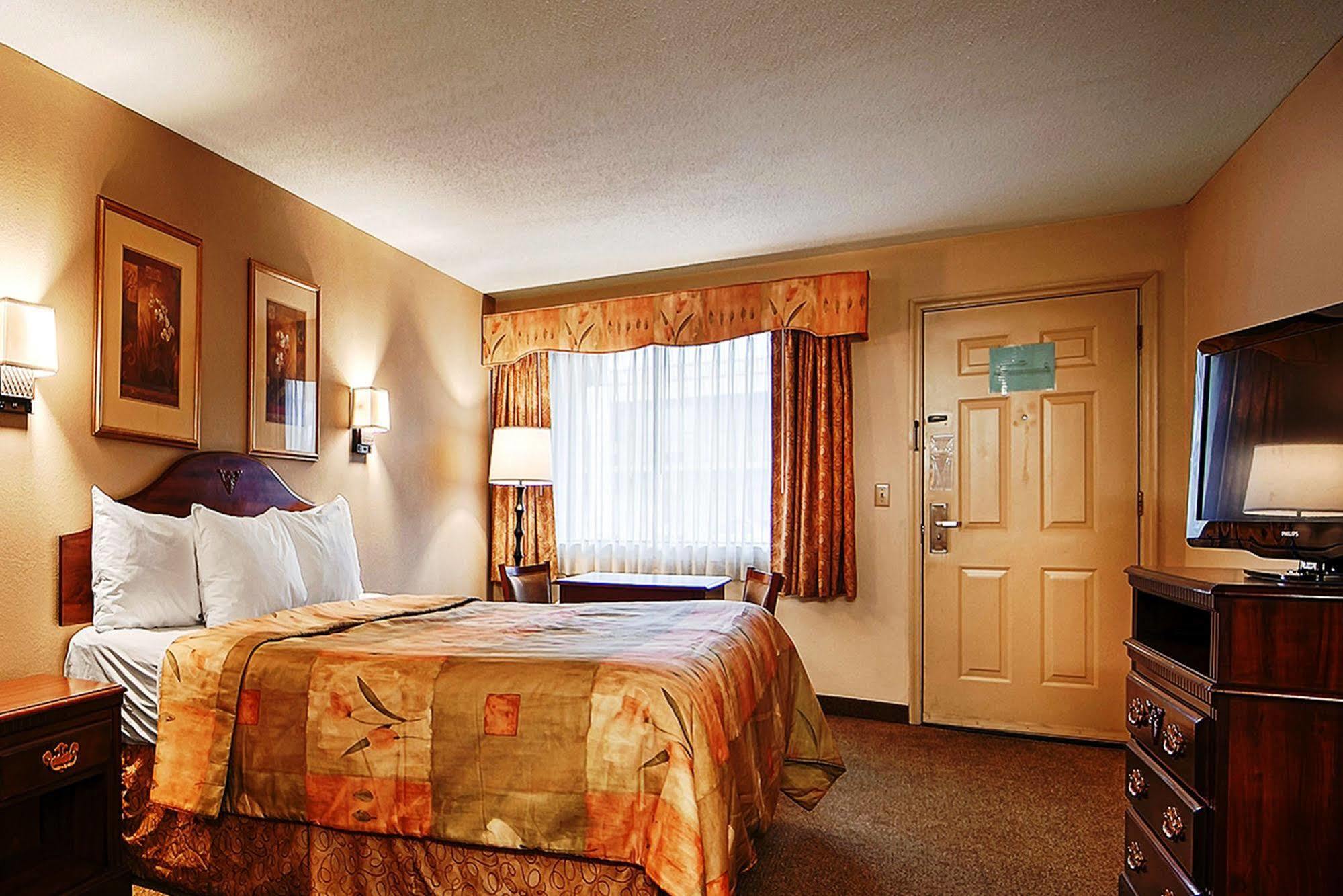 Econo Lodge Inn & Suites Fort Oglethorpe Екстер'єр фото